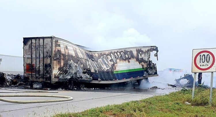 Chocan y se incendian dos tráileres en Nuevo Laredo