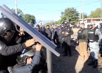 ‘Profes’ se enfrentan contra Guardia Nacional y policías en Uruapan