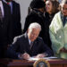 Joe Biden firma ley que convierte el linchamiento en crimen de odio