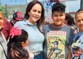 Carmen Lilia Canturosas entrega plaza a colonos de la Nueva Era