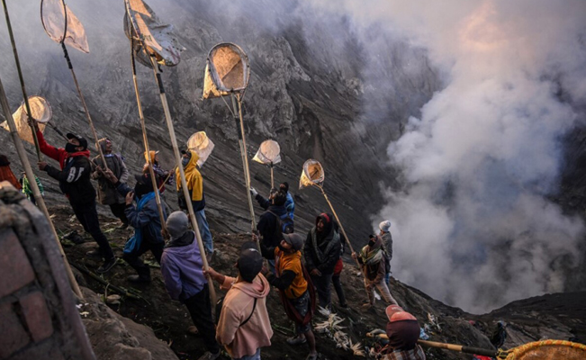 Miles de personas suben a la cima de volcán activo para realizar ritual centenario en Indonesia